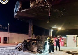 Susto en Chiclana al arder una furgoneta con petacas de combustible en una gasolinera