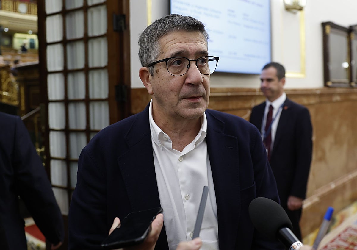 El portavoz del Grupo Parlamentario Socialista en el Congreso, Patxi López, en los pasillos de la Cámara Baja