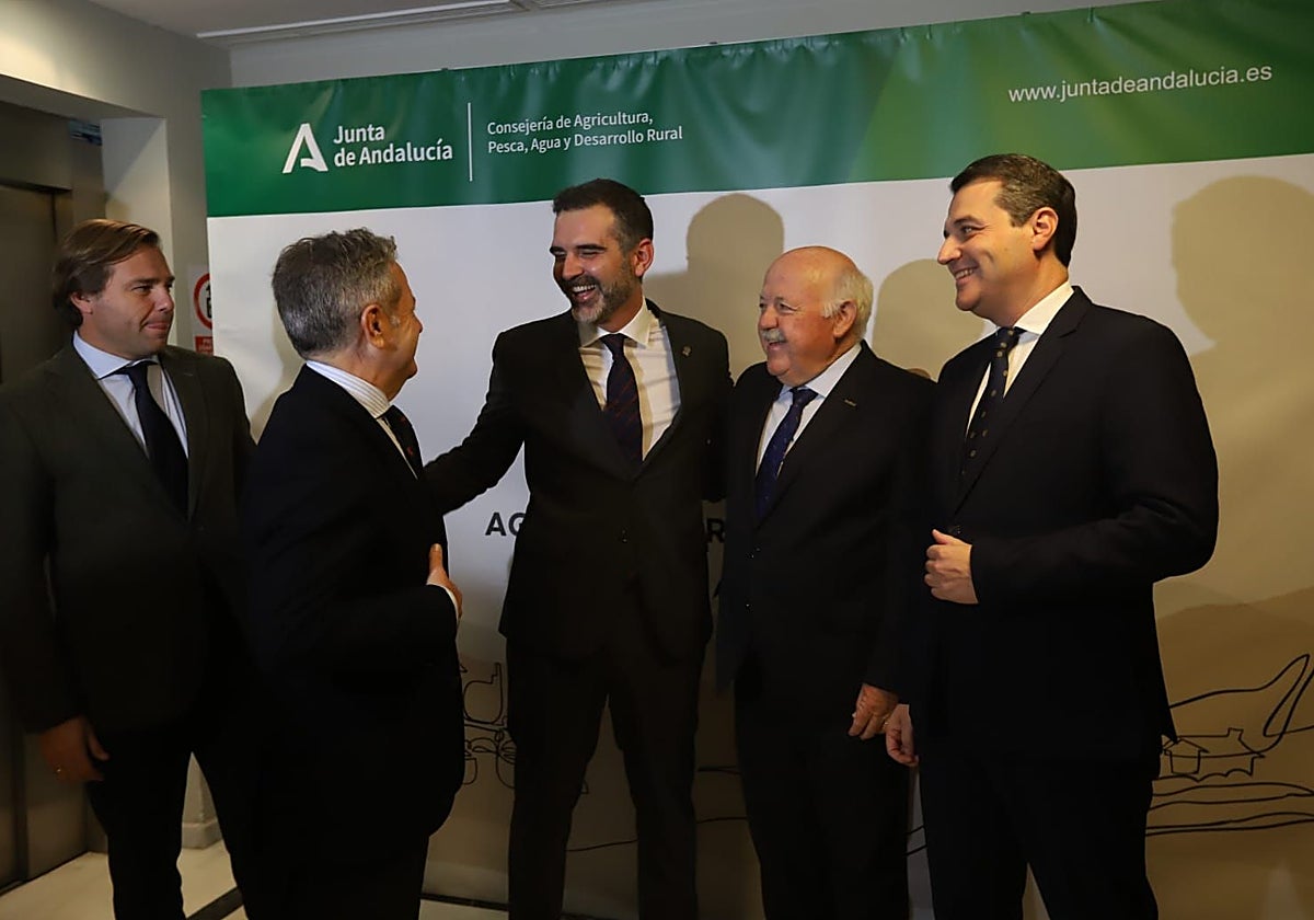 El consejero de Agricultura, en el centro, junto al alcalde, el presidente de la Diputación y el presidente del Parlamento