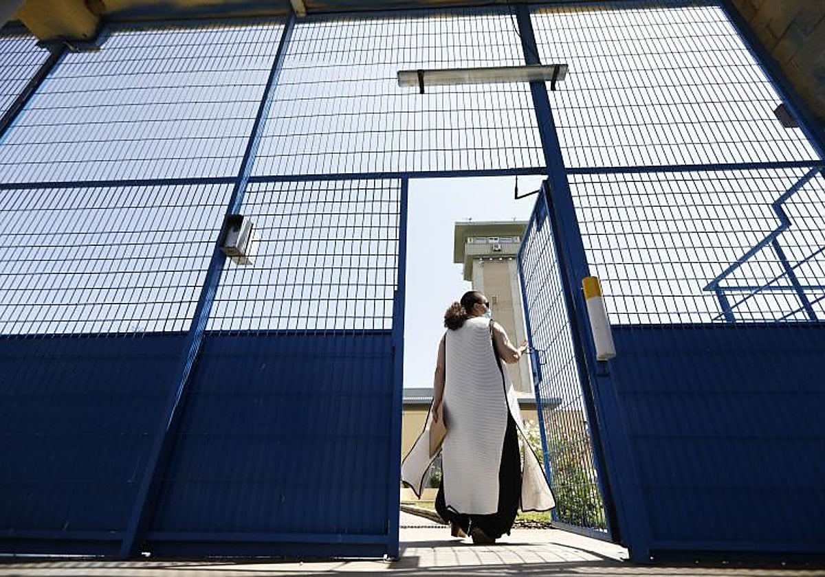 Entrada a la prisión de Alcolea de un trabajador en una imagen de archivo