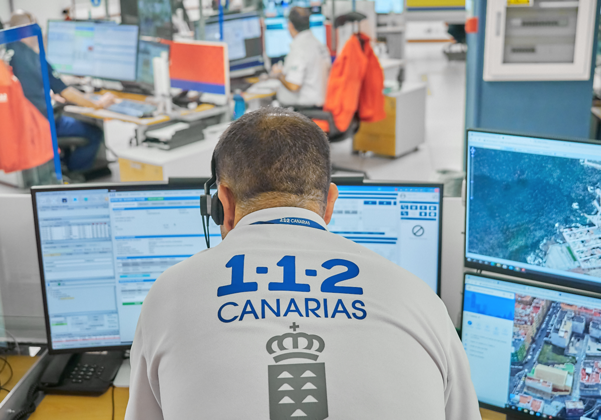 Profesional del 112 Canarias en su puesto de trabajo en foto de archivo