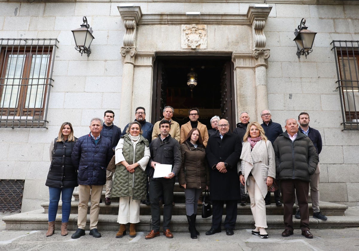 Varios de los alcaldes del PP de la comarca de Torrijos ante la Delegación del Gobierno