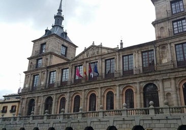 Las banderas del Ayuntamiento de Toledo, a media asta en señal de duelo por Esteban Paños