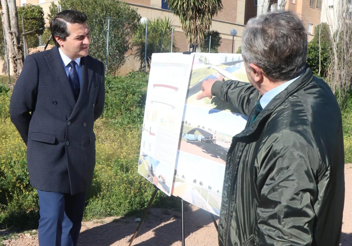 El alcalde en la presentación en 2023 del proyecto de la pasarela para el parque de Levante