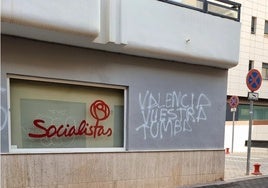 «Valencia, vuestra tumba», nuevo ataque vandálico a la sede del PSOE en El Ejido