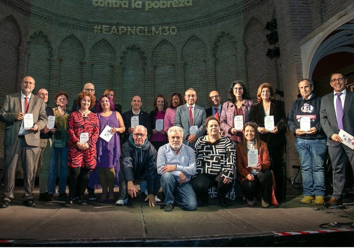 José Luis Martínez Guijarro junto a algunos de los galardonados por EAPN