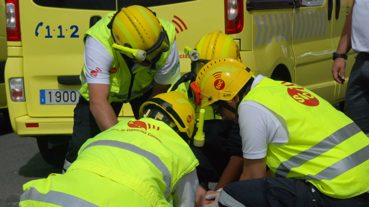 Recuperan de una parada cardiorrespiratoria a una mujer en una guagua turística en Gran Canaria