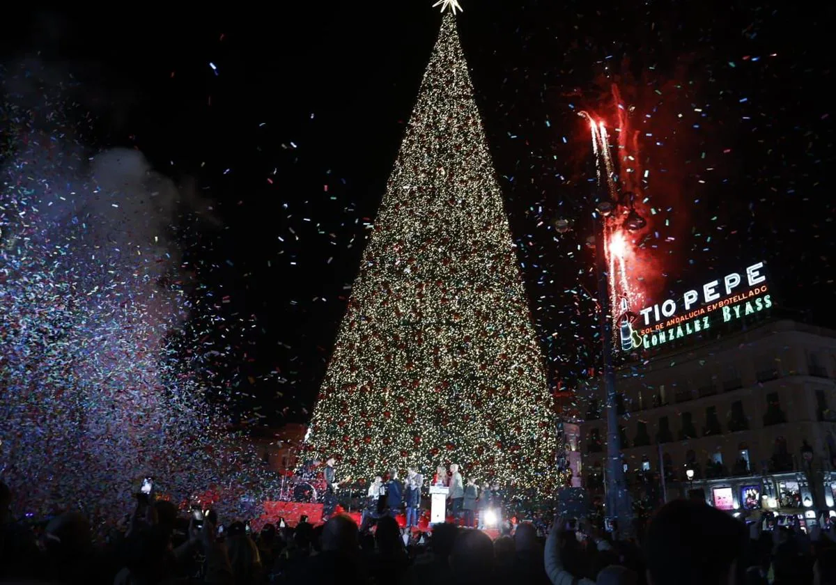 El árbol de Navidad de la Puerta del Sol ya encendido