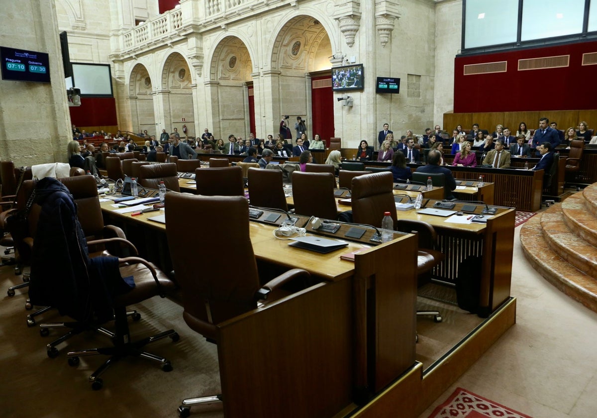 Bancada del PSOE de Andalucía vacía, durante la intervención del PP en la Sesión de Control al Gobierno con preguntas al presidente de la Junta de Andalucía