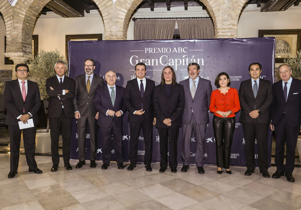 Francisco J. Poyato, Alberto García Reyes, Adolfo Molina, Juan Ignacio Zafra, José María Bellido, Julián Quirós, Rocío Blanco, José Antonio Nieto y Álvaro Rodríguez Guitart, antes del acto