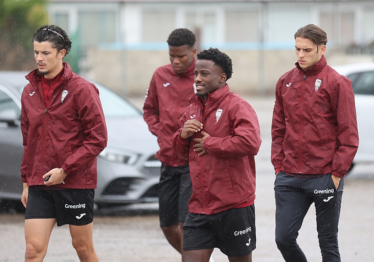 Los jugadores del Córdoba, camino al entrenamiento en la Ciudad Deportiva