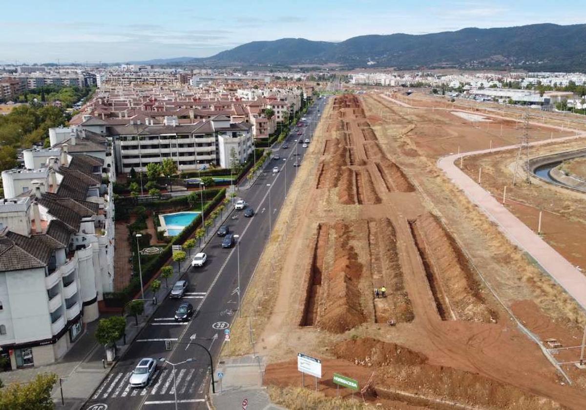 Vista aérea de futuro trazado de la avenida de la Arruzafilla marcado por las catas arqueológicas