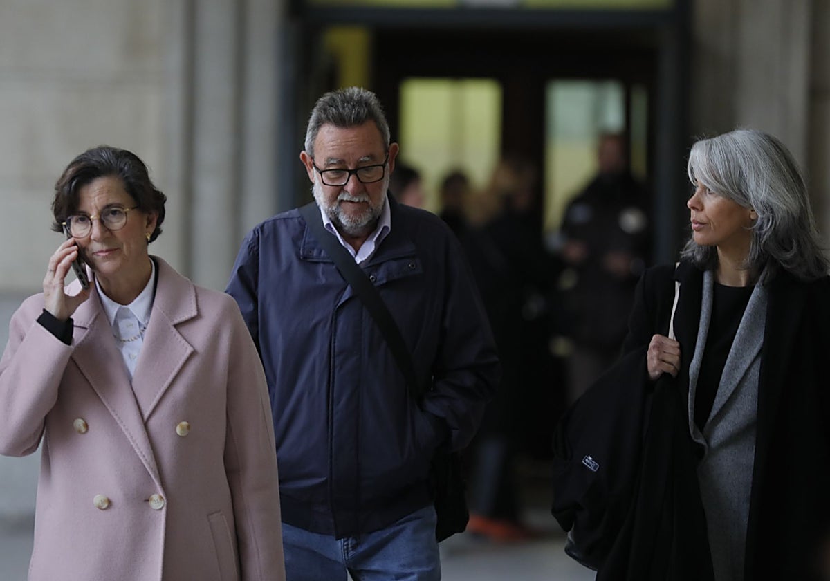 Francisco Fernández y su abogada, llegando a la Audiencia de Sevilla