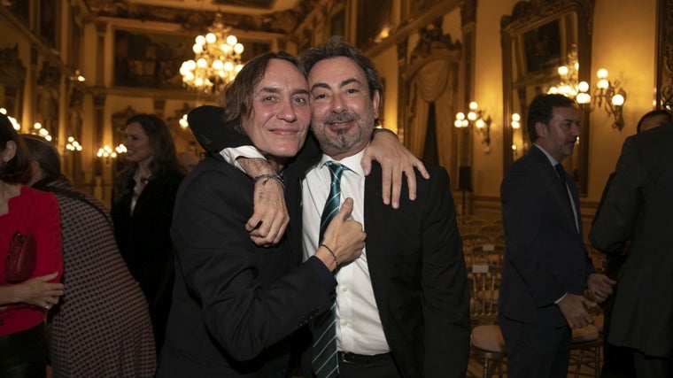 Vicente Amigo, con el guitarrista José Antonio Rodríguez, al que dedicó el premio