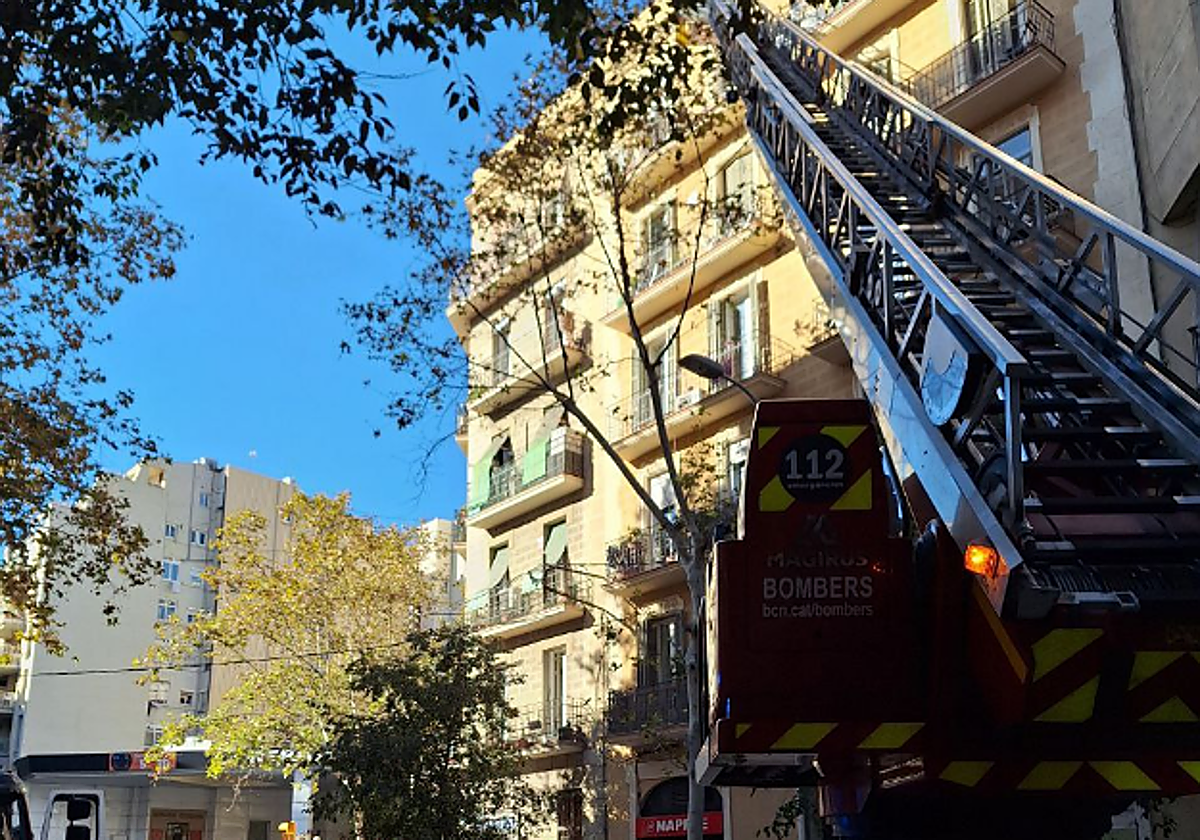 Intervención de los bomberos en el edificio afectado.