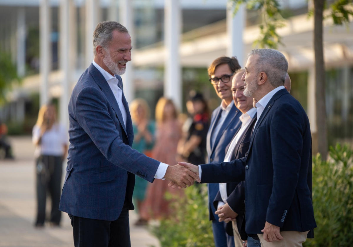 Illa, Hereu y Collboni saludan a Don Felipe en un acto en Barcelona el pasado mes de agosto