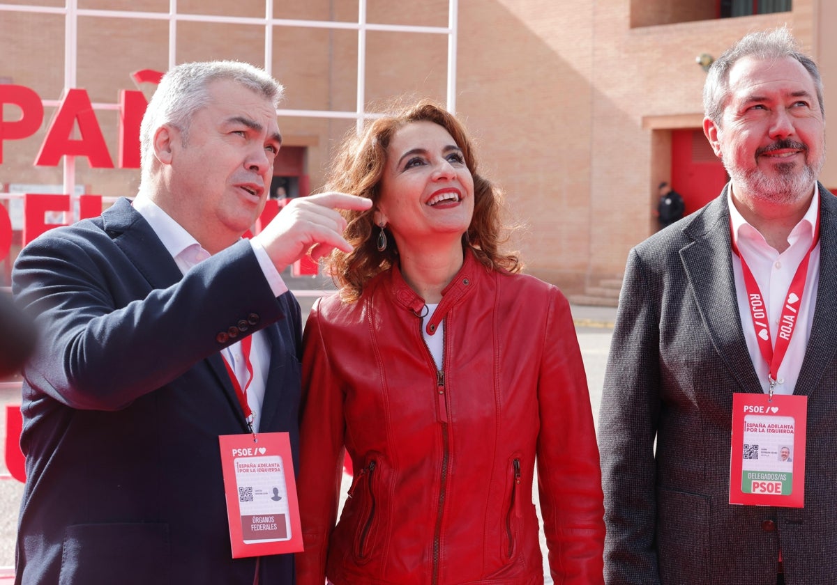 Santos Cerdán, María Jesús Montero y Juan Espadas, este viernes en un paseo por Fibes en Sevilla, donde se celebra el Congreso Federal