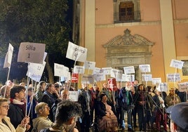 Una concentración en Valencia hace recuento en voz alta de los 222 muertos por la DANA y exige la «dimisión» de Mazón