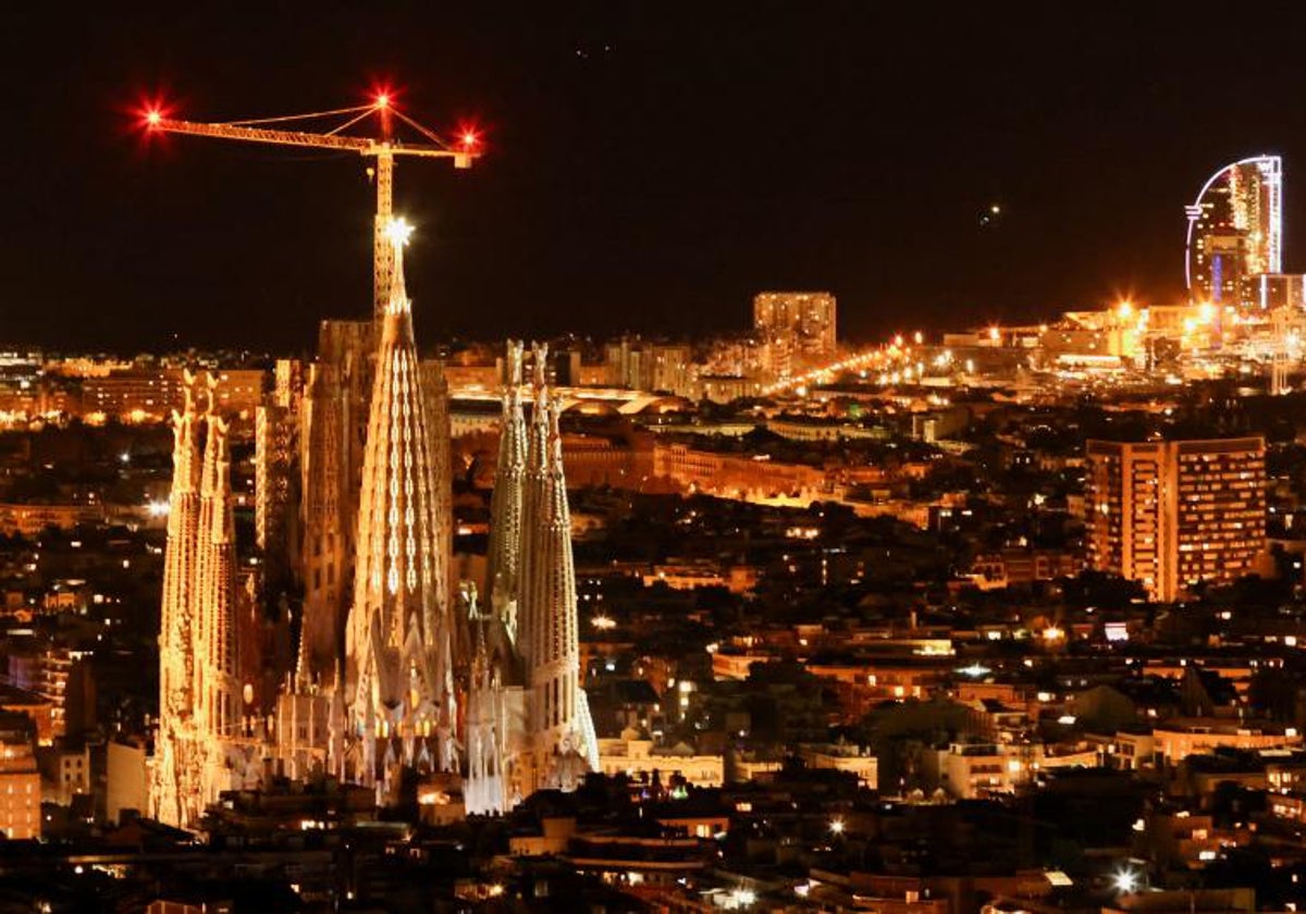 La Sagrada Familia, en una imagen nocturna
