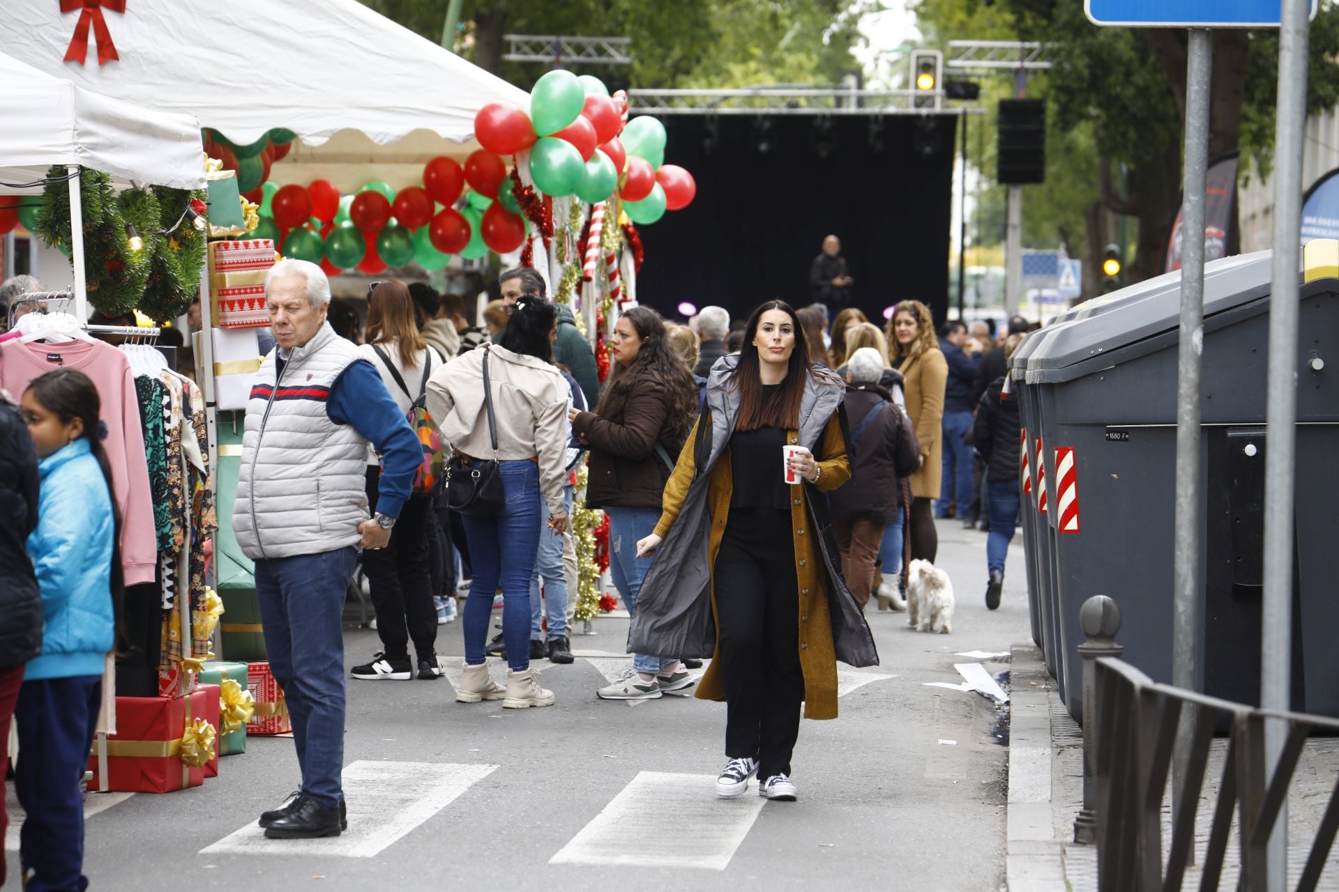 El pequeño comercio sale a la calle en el Santa Rosa Day, en imágenes
