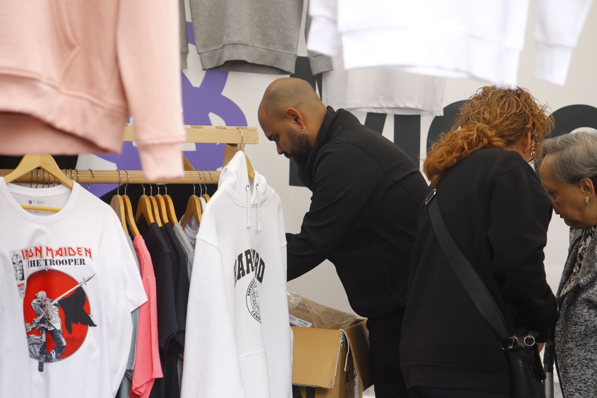 El pequeño comercio sale a la calle en el Santa Rosa Day, en imágenes
