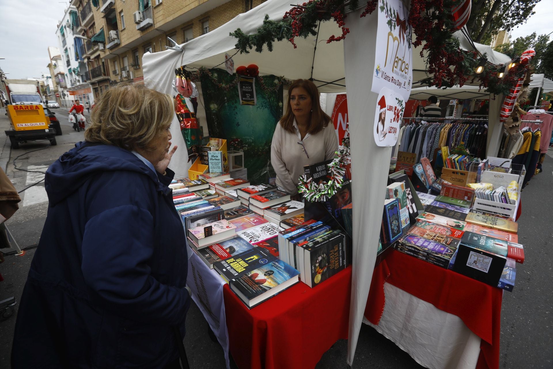 El pequeño comercio sale a la calle en el Santa Rosa Day, en imágenes