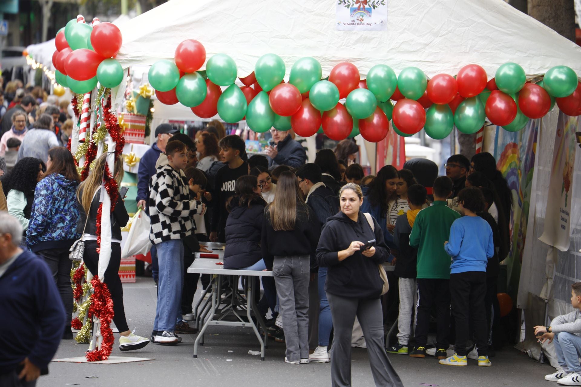 El pequeño comercio sale a la calle en el Santa Rosa Day, en imágenes