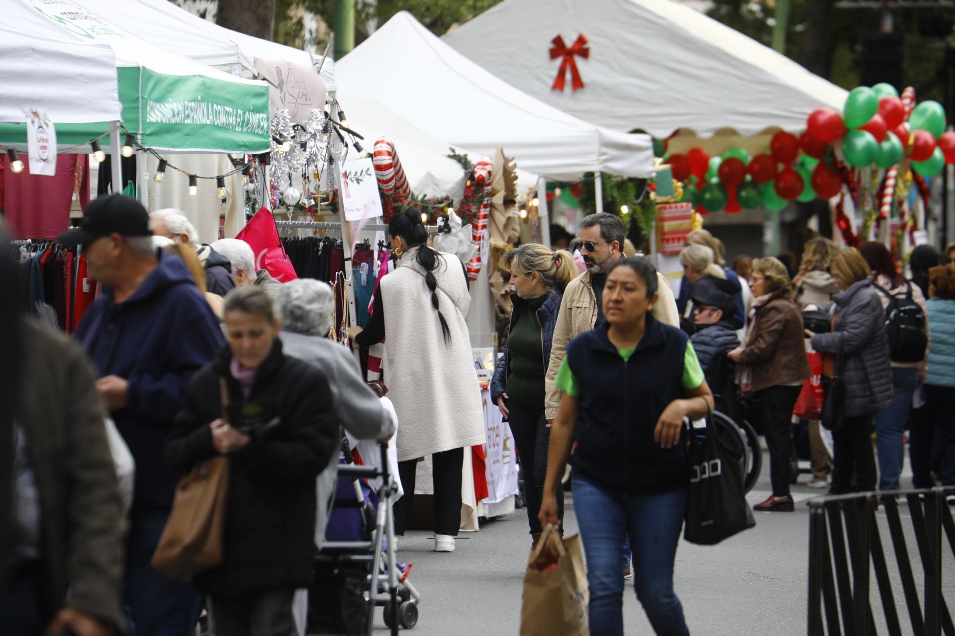 El pequeño comercio sale a la calle en el Santa Rosa Day, en imágenes