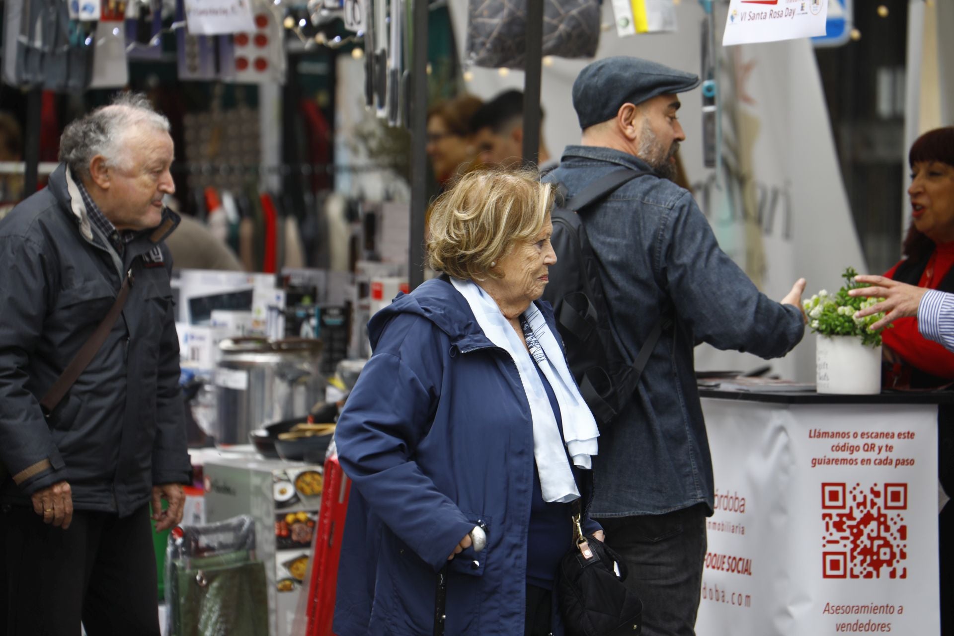 El pequeño comercio sale a la calle en el Santa Rosa Day, en imágenes