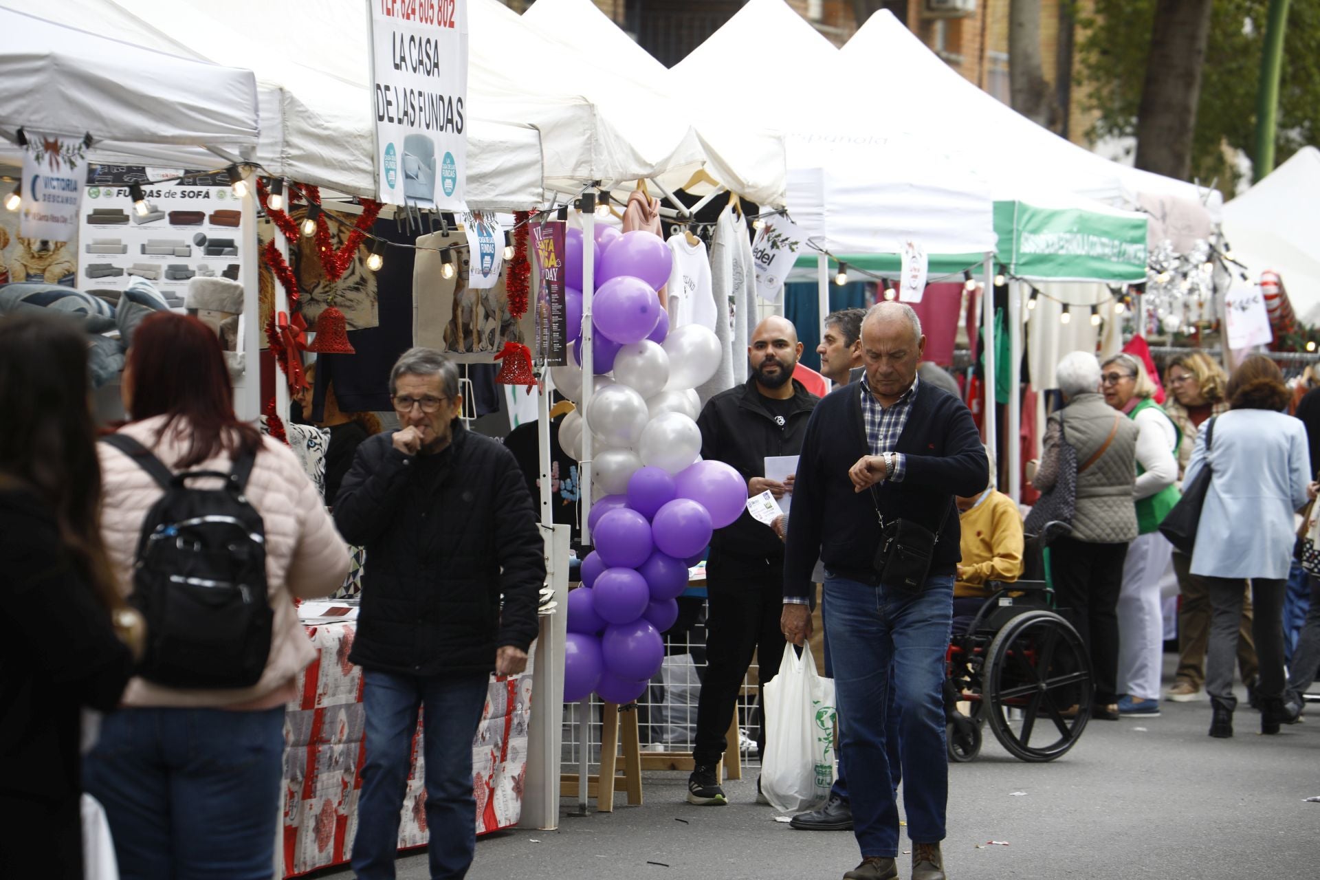 El pequeño comercio sale a la calle en el Santa Rosa Day, en imágenes