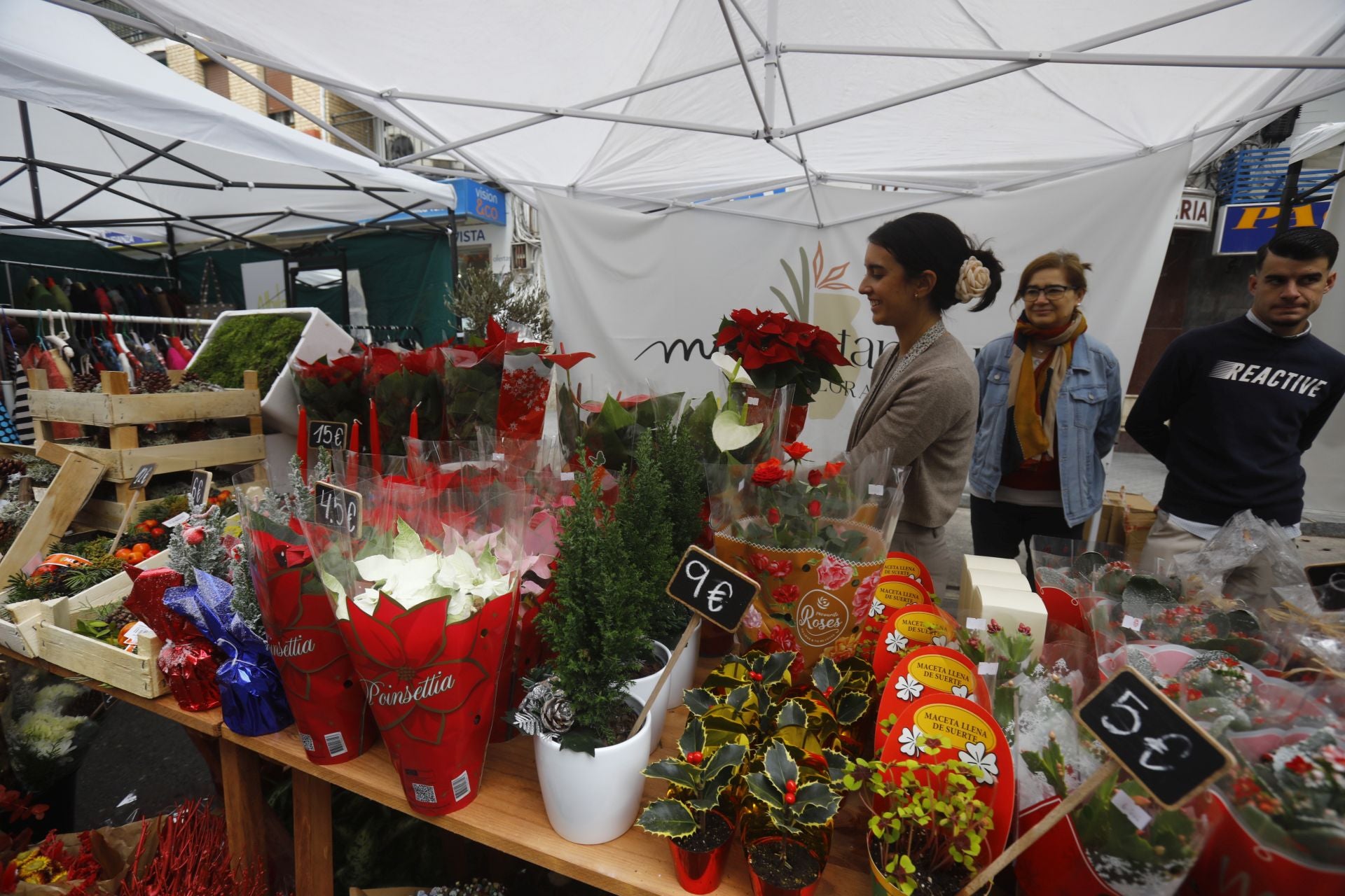 El pequeño comercio sale a la calle en el Santa Rosa Day, en imágenes