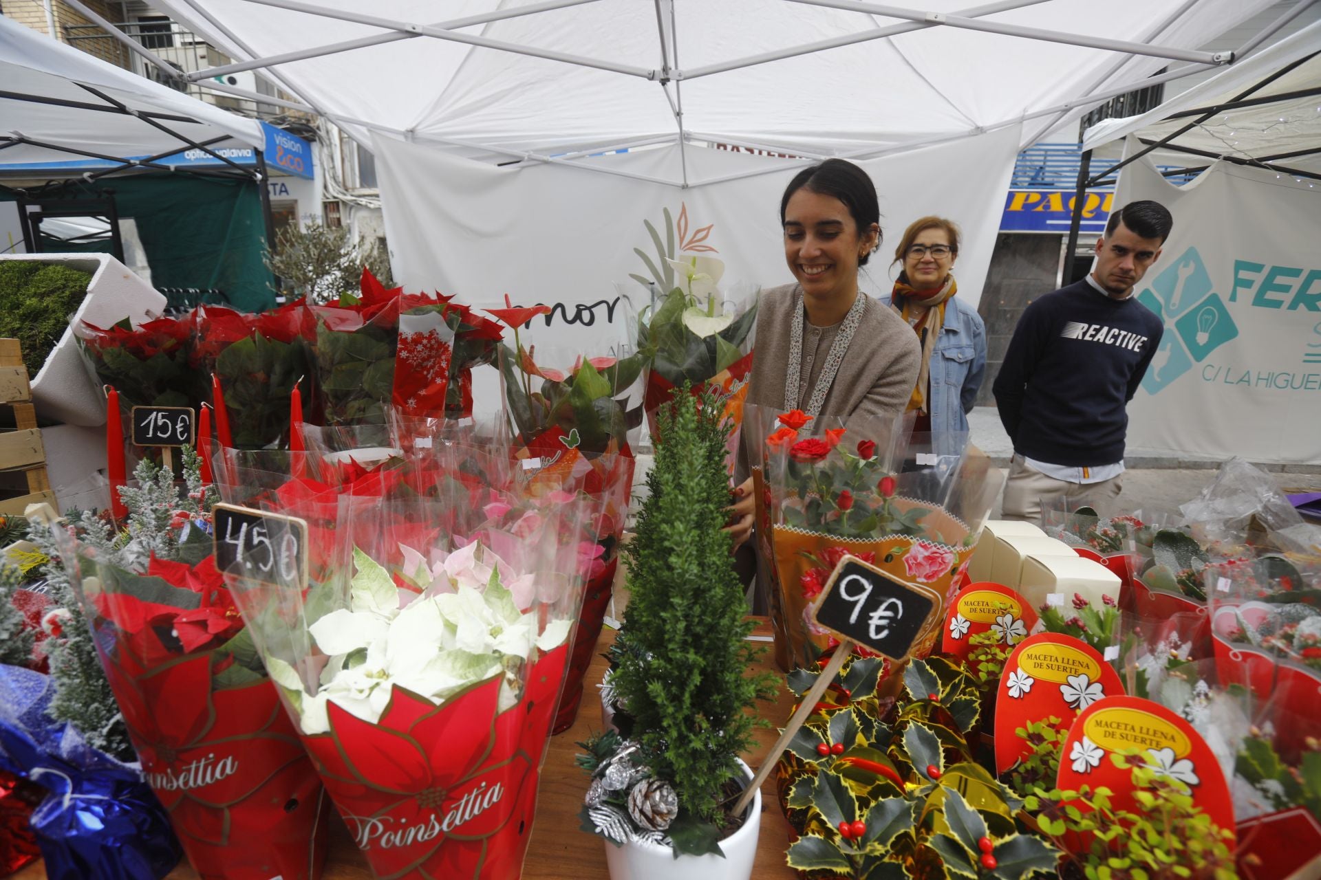 El pequeño comercio sale a la calle en el Santa Rosa Day, en imágenes
