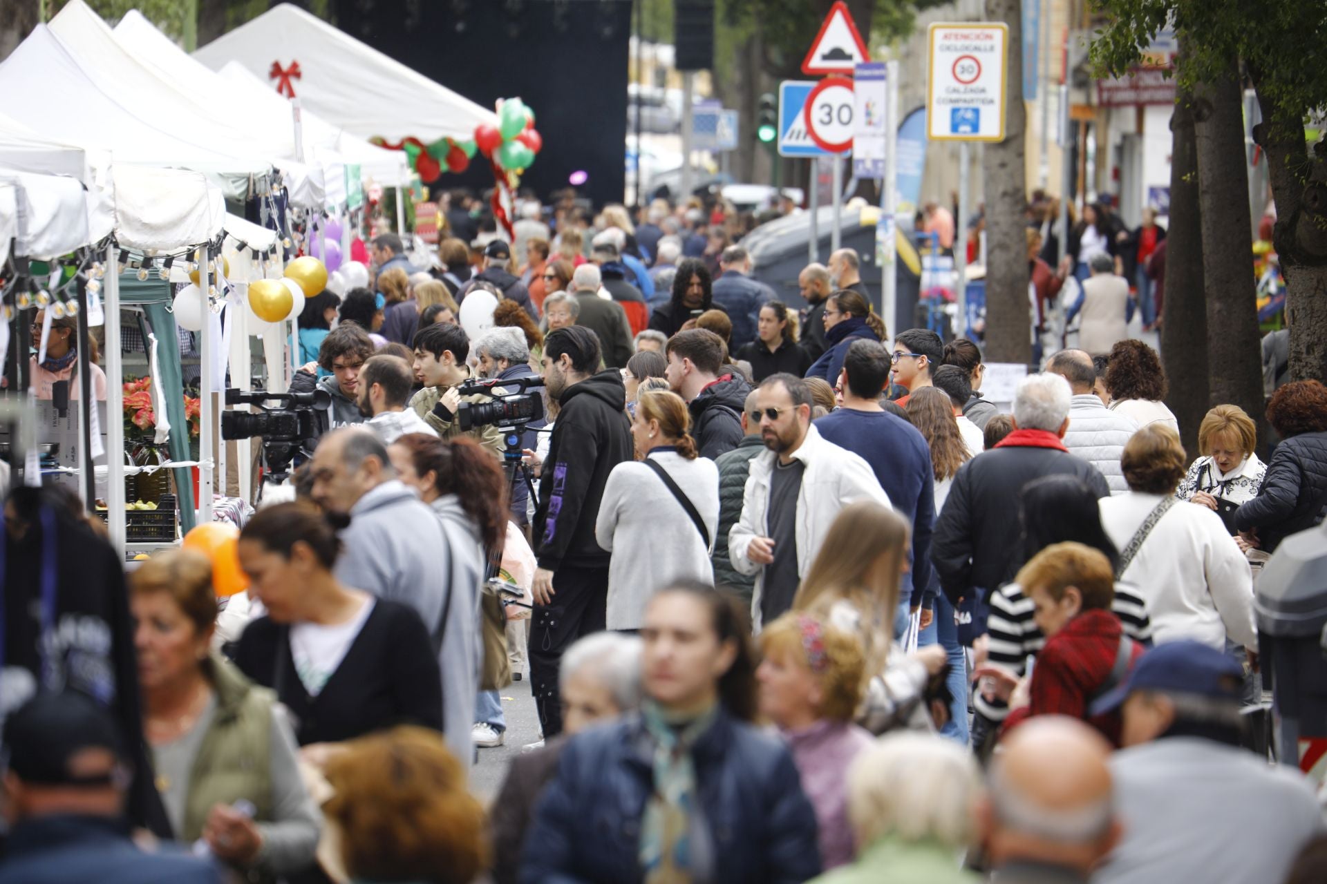 El pequeño comercio sale a la calle en el Santa Rosa Day, en imágenes