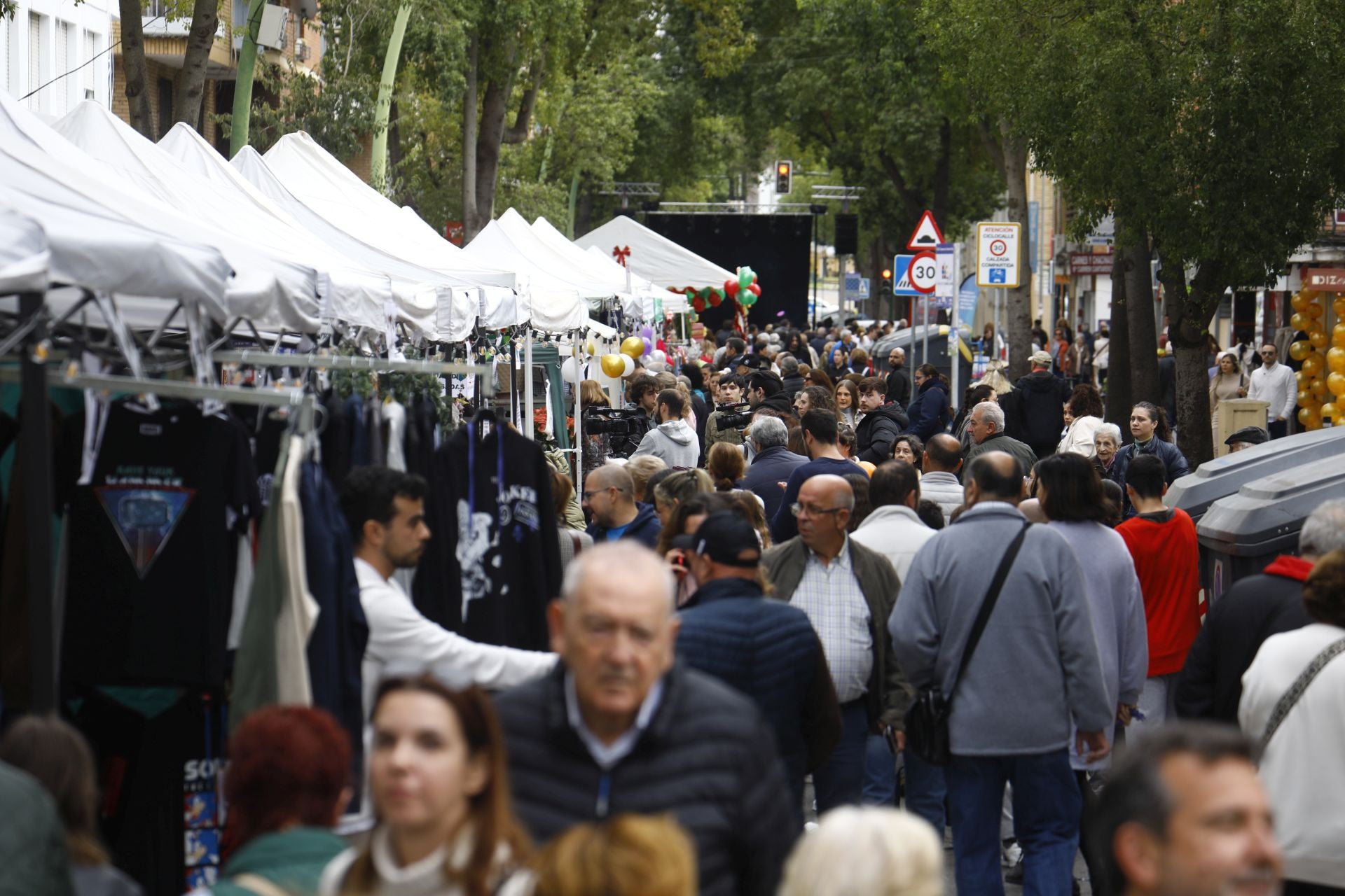 El pequeño comercio sale a la calle en el Santa Rosa Day, en imágenes