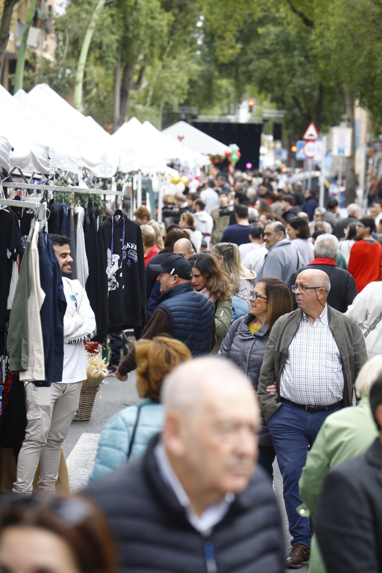 El pequeño comercio sale a la calle en el Santa Rosa Day, en imágenes