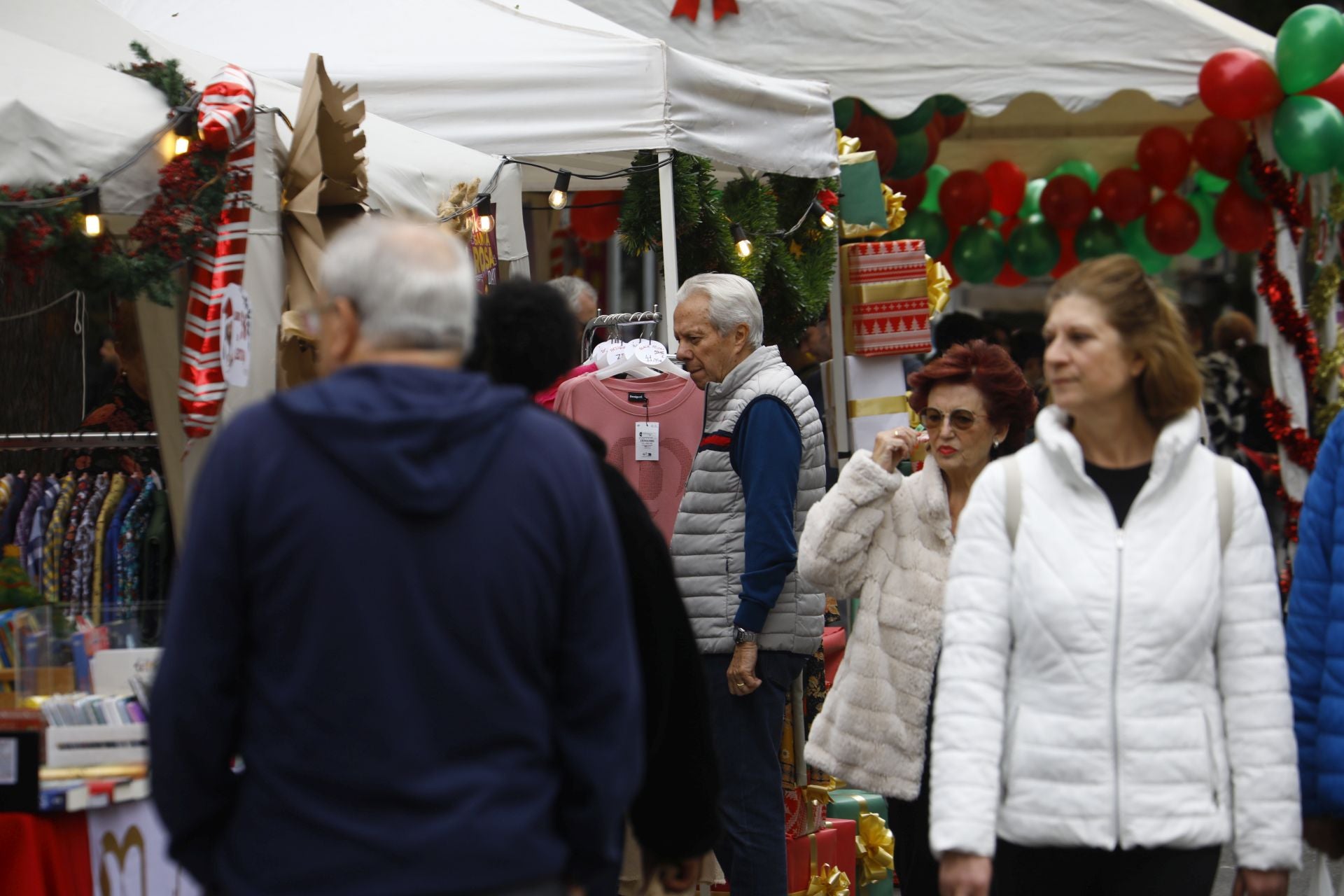 El pequeño comercio sale a la calle en el Santa Rosa Day, en imágenes