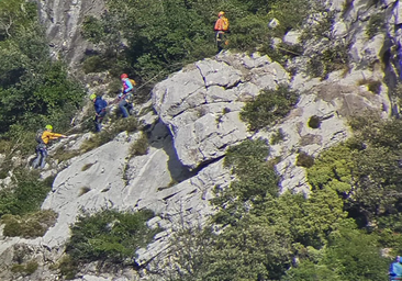 Descubren una cueva intacta en Cantabria tras 80 años con una biblioteca de la Guerra Civil