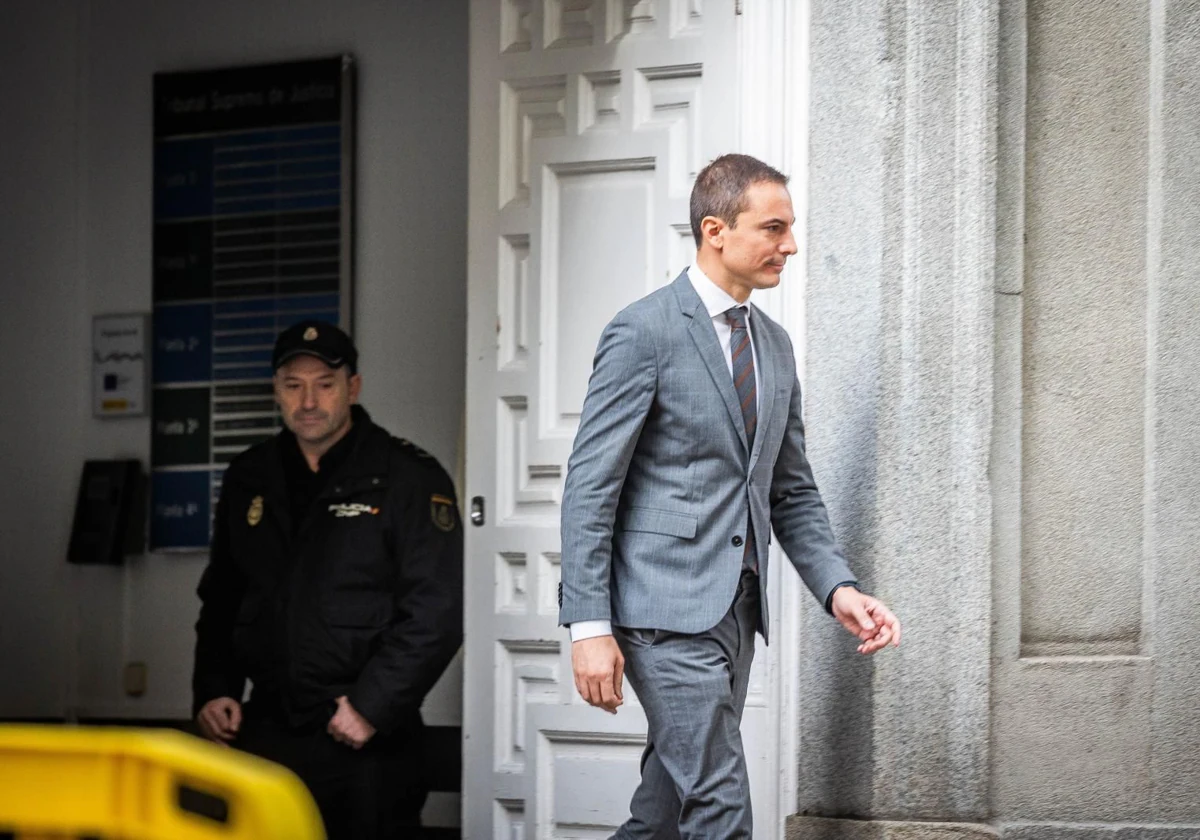 El exlíder de los socialista madrileños, Juan Lobato, a su salida ayer del Tribunal Supremo