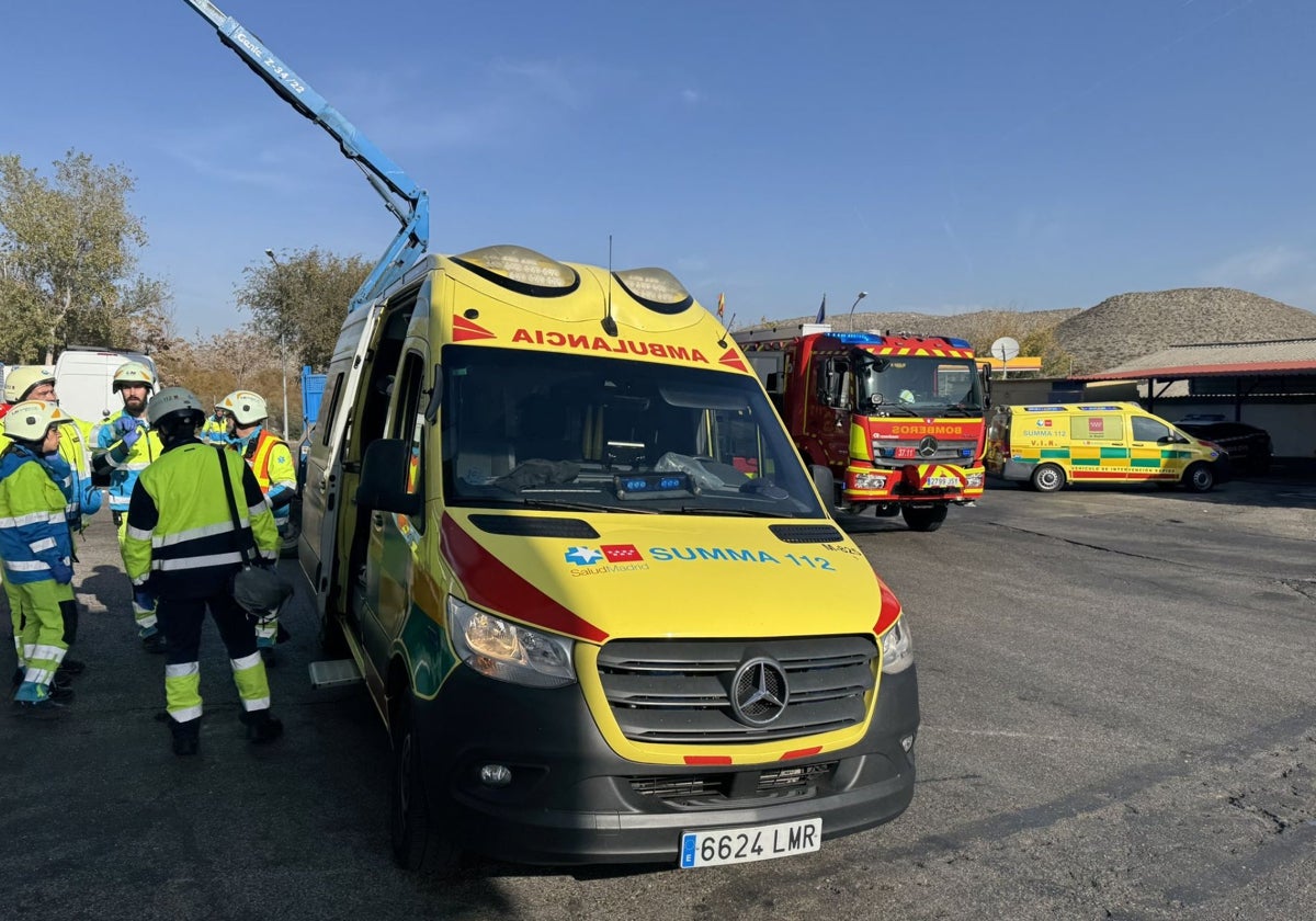 Efectivos sanitarios del Summa 112 y bomberos, en el lugar del siniestro