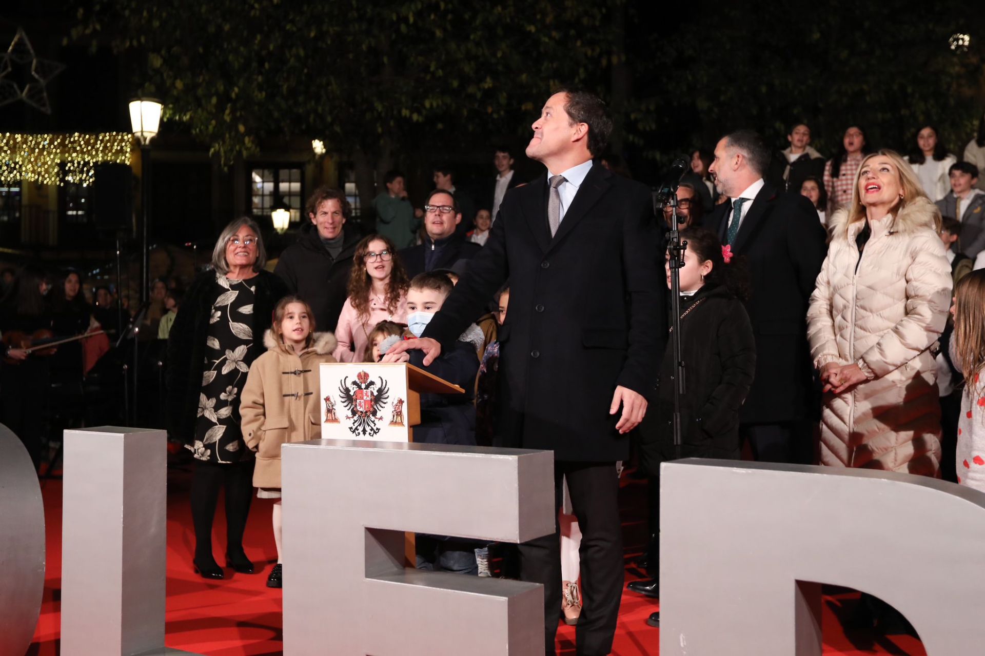 Las imágenes del multitudinario encendido navideño en Toledo
