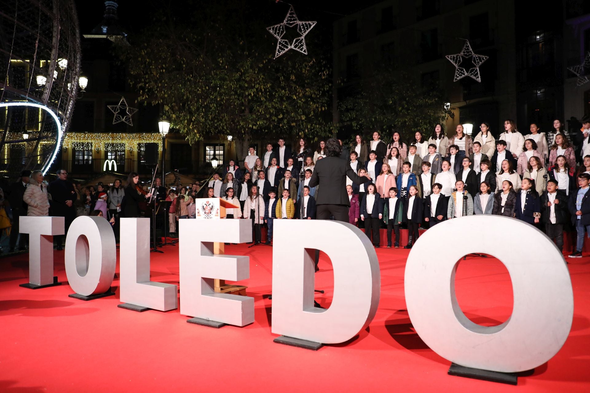 Las imágenes del multitudinario encendido navideño en Toledo