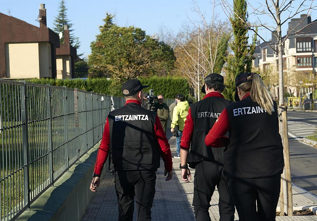Imagen de archivo de tres agentes de la Ertzaintza