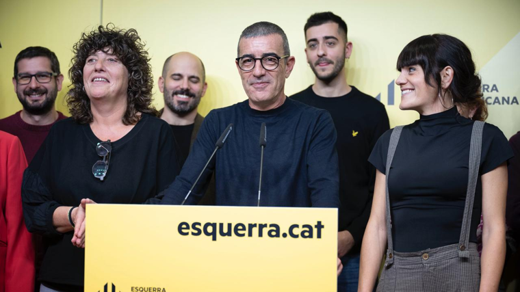 Xavier Godàs y miembros de su candidatura, Nova Esquerra Nacional, hoy, en la rueda de prensa posterior a conocer los resultados de las primarias