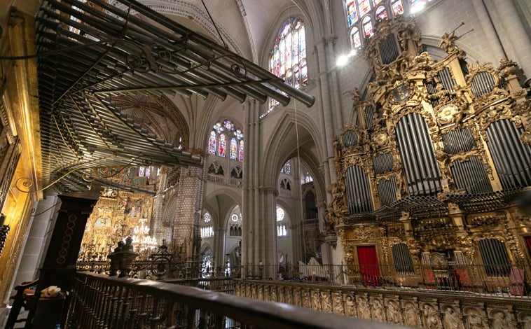 Imagen principal - El templo primado alberga verdaderas joyas que avalan la importancia patrimonial del edificio. Diez son los órganos con los que cuenta, siete de los cuales intervienen en la Batalla de Órganos
