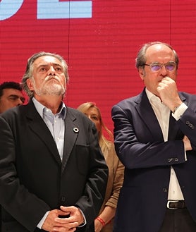 Imagen secundaria 2 - Arriba, los diputados socialistas Eduardo Tamayo y Teresa Sáez, protagonistas del «tamayazo» en 2003. Abajo, izq. Tomás Gómez tras ser destituido como secretario general del PSOE de Madrid por Pedro Sánchez, en 2015. Dcha, Pepu Hernández y Ángel Gabilondo, la noche electoral de 2019. 