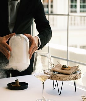 Imagen secundaria 2 - Arriba: Rubén Sánchez-Camacho, con algunos de los miembros de su equipo/Abajo a la izquierda: una de las mesas del restaurante preparada/Abajo a la derecha: uno de los platos que componen los menús de 'Epílogo'. 