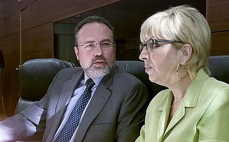 Imagen principal - Arriba, los diputados socialistas Eduardo Tamayo y Teresa Sáez, protagonistas del «tamayazo» en 2003. Abajo, izq. Tomás Gómez tras ser destituido como secretario general del PSOE de Madrid por Pedro Sánchez, en 2015. Dcha, Pepu Hernández y Ángel Gabilondo, la noche electoral de 2019. 