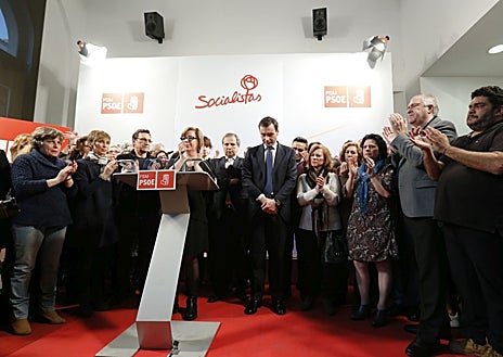 Imagen secundaria 1 - Arriba, los diputados socialistas Eduardo Tamayo y Teresa Sáez, protagonistas del «tamayazo» en 2003. Abajo, izq. Tomás Gómez tras ser destituido como secretario general del PSOE de Madrid por Pedro Sánchez, en 2015. Dcha, Pepu Hernández y Ángel Gabilondo, la noche electoral de 2019. 