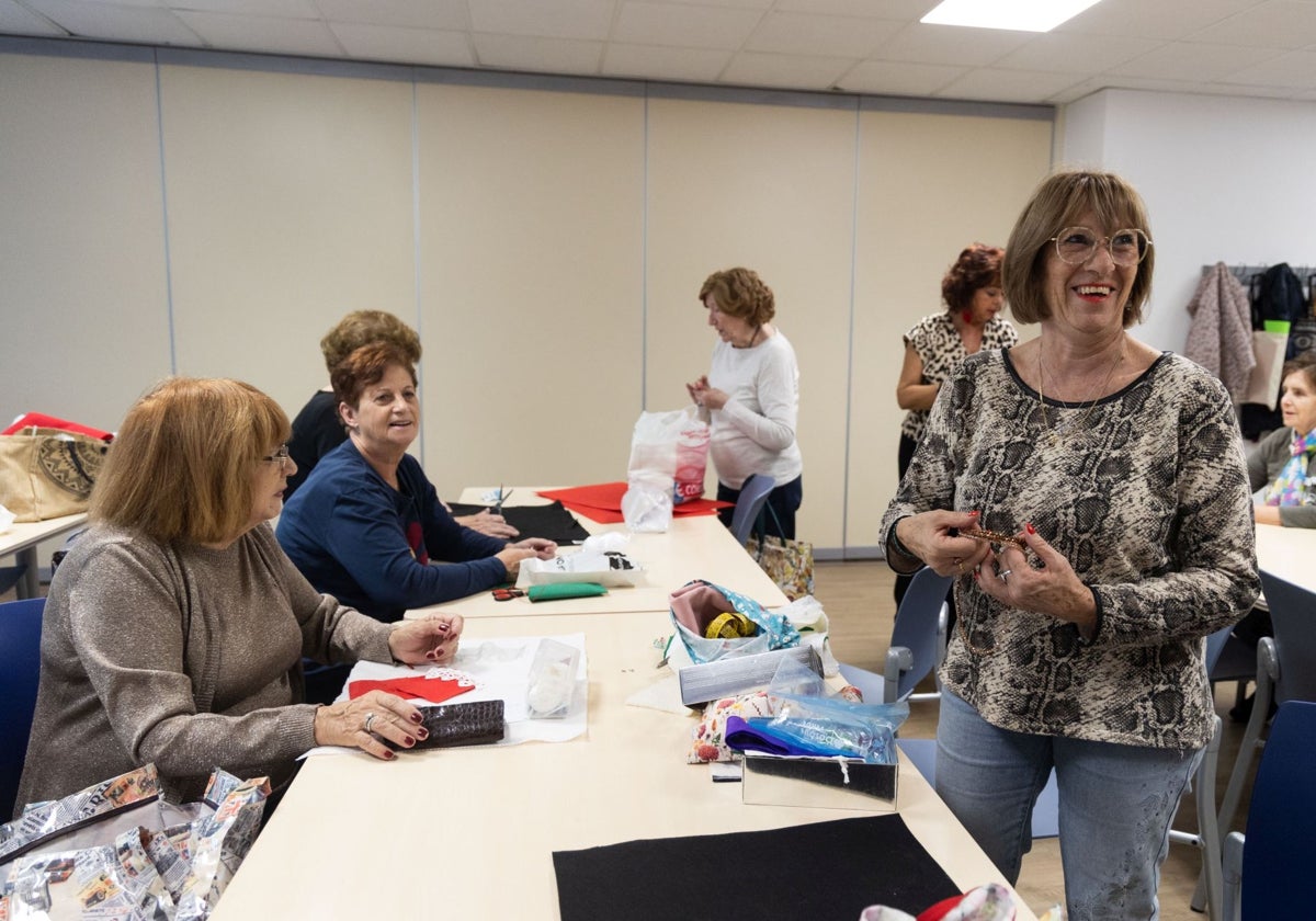 Taller de manualidades impartido por Rosa en el CVA de Huerta del Rey (Valladolid).