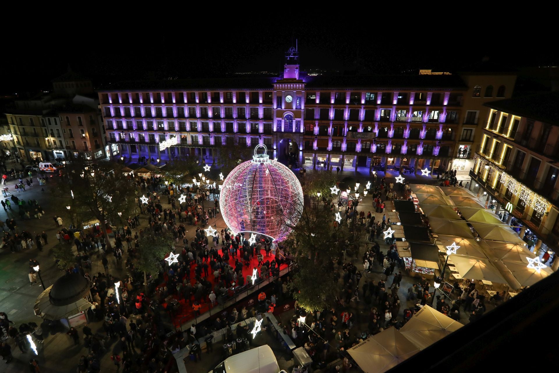 Las imágenes del multitudinario encendido navideño en Toledo